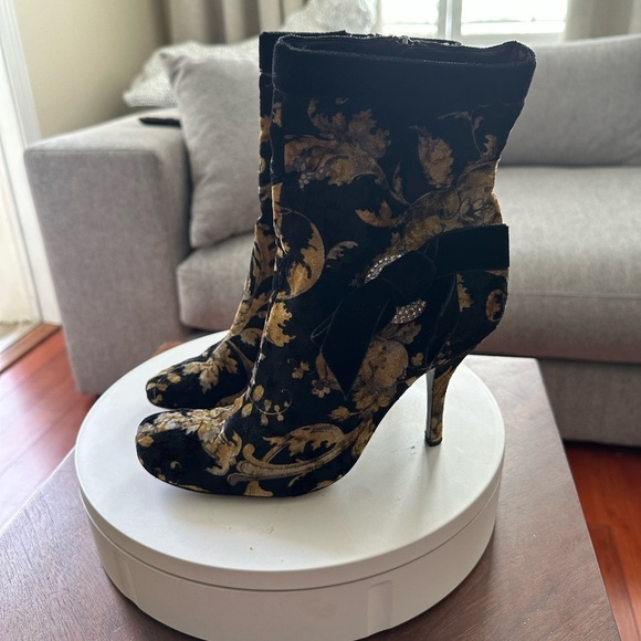 Casadei Velvet Boots Round Toe Size 7.5 Made In Italy 3.5” Heel